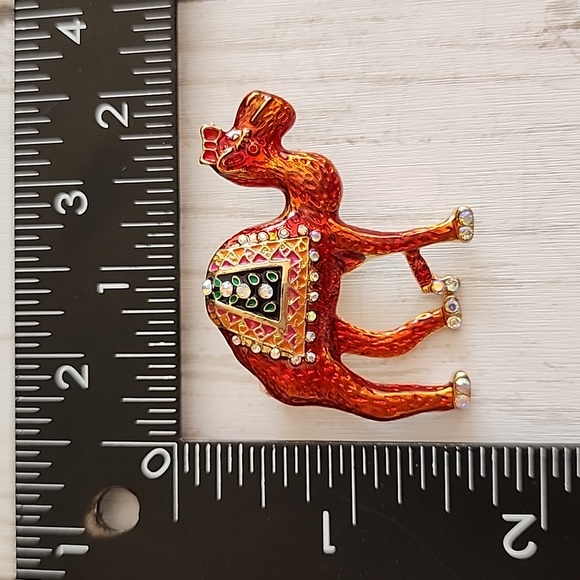 CAMEL  Brooch Fun With simulated Diamonds  Sparkle and Bow on her head - Picture 3 of 3